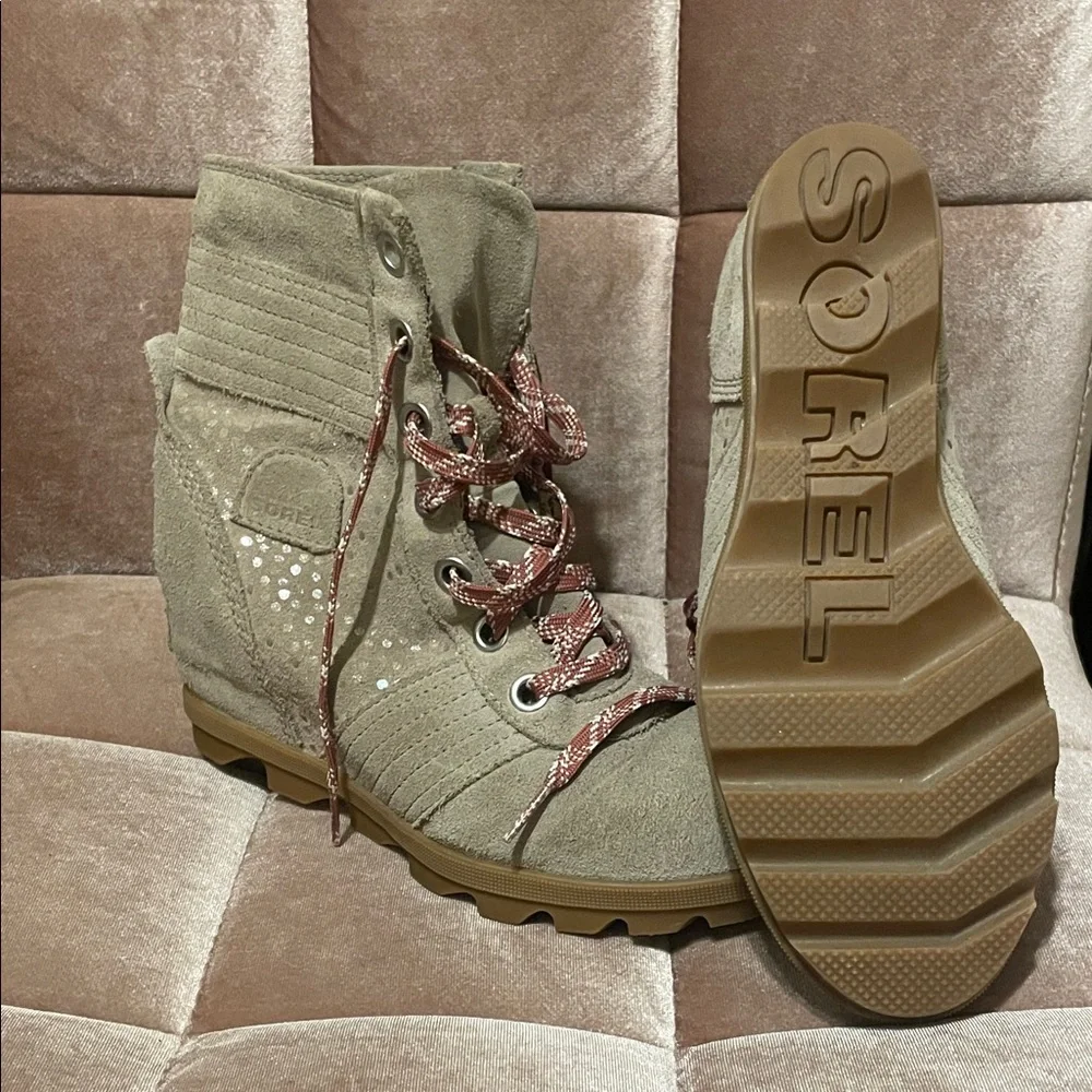 Sorel Women's Tan Combat Boots with Patterned Red Laces - Picture 2 of 3